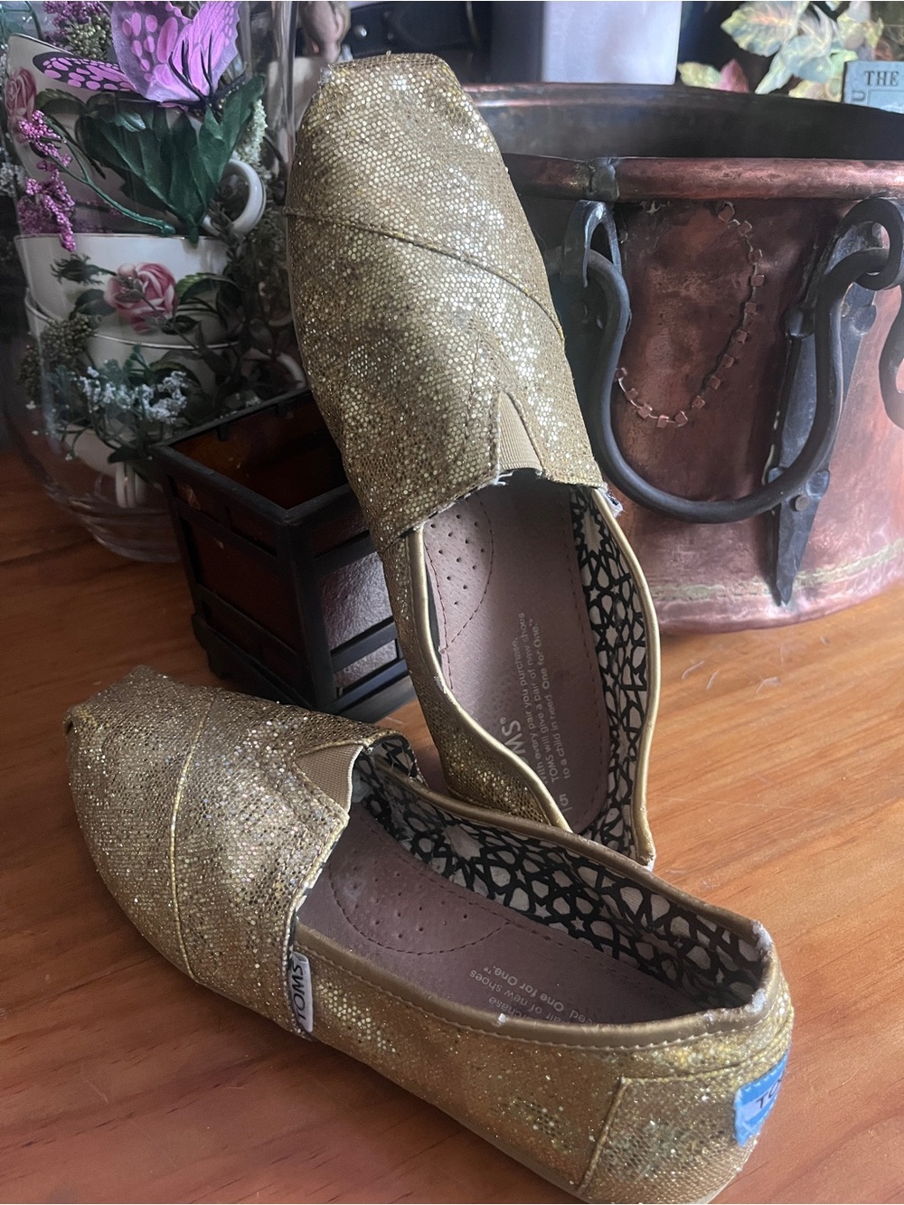 Gold glitter TOMS 7.5